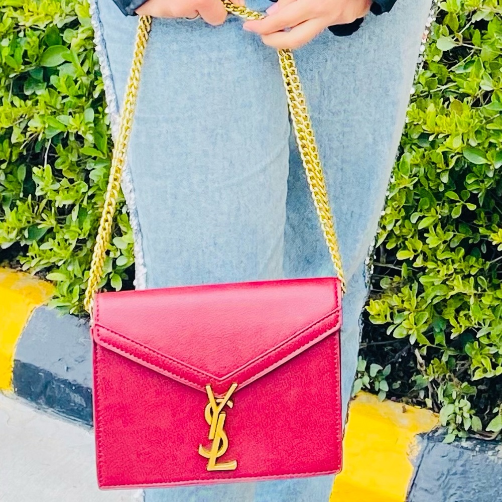 Its a ysl bag,its a beautiful red bag with adjustable chain